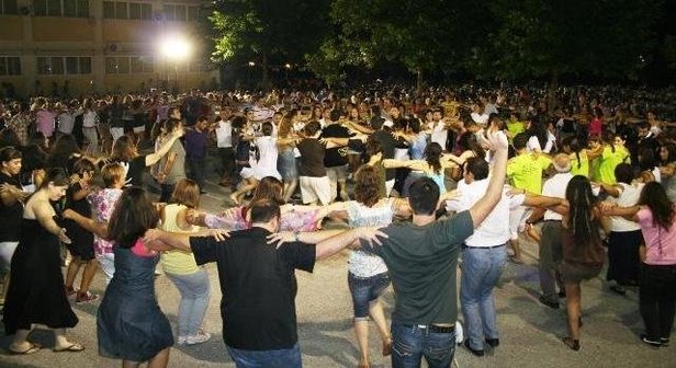 balli cretesi festa in piazza paese danza