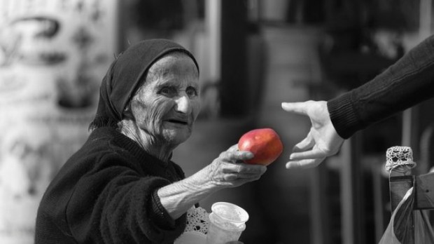 vecchia offre una mela magia