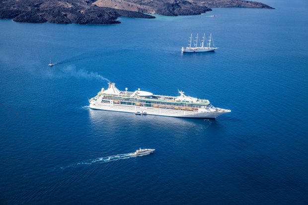 nave da crociera in viaggio verso la Grecia