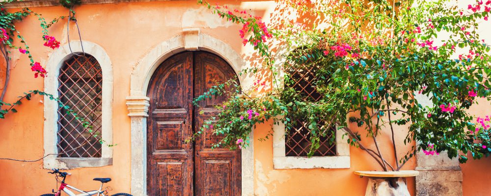 Romanticismo e piacere sulle spiagge dell'isola di Creta: il fascino del turismo italiano