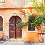 Romanticismo e piacere sulle spiagge dell'isola di Creta: il fascino del turismo italiano