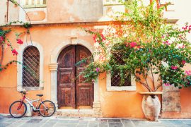 Romanticismo e piacere sulle spiagge dell'isola di Creta: il fascino del turismo italiano