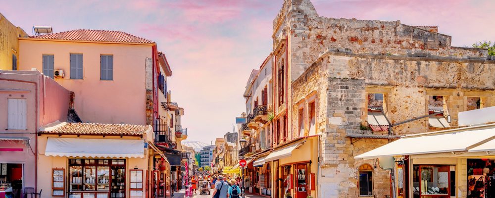 Creta, la più grande delle isole greche, è una meta che offre un mix affascinante di storia, cultura, paesaggi mozzafiato e spiagge idilliache. Nel corso degli anni, l’isola ha attirato un numero crescente di turisti italiani, desiderosi di scoprire la sua bellezza incontaminata e il suo ricco patrimonio culturale. Ma cosa pensano davvero i turisti italiani di Creta dopo averla visitata? In questo articolo, esploreremo le opinioni e le esperienze di dieci viaggiatori italiani che hanno visitato Creta, con testimonianze sia positive che negative. 1. La bellezza delle spiagge di Creta: un sogno per gli amanti del mare Molti turisti italiani visitano Creta principalmente per le sue spiagge. Tra le testimonianze raccolte, quella di Francesca, 28 anni, di Roma, spicca per l’entusiasmo con cui descrive le coste cretesi: “Le spiagge di Creta sono incredibili! Non avrei mai immaginato di trovare un mare così cristallino. Ho visitato Elafonissi e Balos, ed entrambe le spiagge mi hanno lasciata senza parole. La sabbia rosa di Elafonissi è unica al mondo, mentre la laguna di Balos sembra uscita da una cartolina. Mi sentivo come se fossi in paradiso, il tutto immerso in un’atmosfera tranquilla e rilassante.” Anche se molti concordano sulla bellezza delle spiagge, non tutti sono rimasti colpiti positivamente dalla loro affluenza. Luca, 35 anni, di Milano, ha un’opinione diversa: “Sì, le spiagge sono belle, ma sono estremamente affollate. Ho visitato Elafonissi ad agosto, e c’era una quantità impressionante di gente. È difficile godersi la bellezza del luogo quando sei circondato da centinaia di altre persone. Mi aspettavo qualcosa di più tranquillo, ma forse avrei dovuto scegliere un periodo meno turistico.” 2. La cucina cretese: una delizia per il palato, ma non per tutti Un altro aspetto molto apprezzato di Creta è la sua cucina. La gastronomia cretese è famosa per l’uso di ingredienti freschi e locali, con piatti che riflettono la tradizione mediterranea. Serena, 42 anni, di Napoli, condivide la sua esperienza culinaria: “A Creta ho mangiato benissimo! I piatti a base di pesce sono eccezionali, freschi e saporiti. Ma la cosa che mi ha sorpreso di più è stato lo stufato di capra. Non pensavo mi sarebbe piaciuto così tanto, ma era cotto alla perfezione. La qualità degli ingredienti è altissima, e si percepisce in ogni boccone. Anche le verdure grigliate e l’olio d’oliva cretese sono da provare assolutamente.” Tuttavia, non tutti i turisti italiani sono stati soddisfatti dalla cucina locale. Giovanni, 55 anni, di Torino, esprime una certa delusione: “Ho trovato la cucina cretese un po’ monotona. Dopo qualche giorno, mi sembrava di mangiare sempre le stesse cose. Non fraintendetemi, i piatti sono buoni, ma la varietà non è delle migliori. Inoltre, alcuni ristoranti turistici tendono ad avere menù ripetitivi e poco fantasiosi. Consiglio di cercare posti meno frequentati dai turisti per provare qualcosa di diverso.” 3. L’accoglienza e l’ospitalità dei cretesi: un calore che fa la differenza L’accoglienza dei cretesi è uno degli aspetti che ha maggiormente colpito i turisti italiani. Anna, 32 anni, di Firenze, racconta la sua esperienza: “I cretesi sono persone meravigliose. Ovunque siamo andati, siamo stati accolti con sorrisi e disponibilità. Anche nei villaggi più piccoli, dove il turismo non è così sviluppato, ci hanno fatto sentire come a casa. Ricordo un’anziana signora che ci ha invitato a prendere un caffè nella sua casa, solo per il piacere di fare due chiacchiere. Questo tipo di ospitalità è raro da trovare, ed è uno dei motivi per cui tornerò sicuramente a Creta.” D’altro canto, ci sono stati anche casi in cui l’accoglienza non è stata all’altezza delle aspettative. Marco, 40 anni, di Bologna, descrive un episodio spiacevole: “In generale, l’accoglienza è stata buona, ma ho avuto un’esperienza negativa in un hotel a Heraklion. Il personale sembrava infastidito dalle nostre richieste, e non c’era la stessa disponibilità che abbiamo trovato in altre zone dell’isola. Forse siamo stati sfortunati, ma questo ha un po’ rovinato l’inizio del nostro viaggio.” 4. La storia e la cultura di Creta: un tuffo nel passato Creta è un’isola ricca di storia, e molti turisti italiani sono stati affascinati dal patrimonio culturale che l’isola offre. Alessandra, 30 anni, di Palermo, è rimasta impressionata dalla visita al Palazzo di Cnosso: “La visita al Palazzo di Cnosso è stata una delle esperienze più belle del mio viaggio. È incredibile pensare che queste rovine abbiano migliaia di anni e siano ancora così ben conservate. La storia del Minotauro e del labirinto è affascinante, e camminare tra quelle antiche mura mi ha fatto sentire come se fossi tornata indietro nel tempo. Consiglio vivamente di prendere una guida per apprezzare appieno la storia e i dettagli del sito.” Tuttavia, non tutti i turisti italiani hanno avuto la stessa esperienza. Paolo, 47 anni, di Venezia, è rimasto deluso dalla gestione turistica del sito: “Il Palazzo di Cnosso è sicuramente interessante, ma la quantità di turisti e il modo in cui è organizzata la visita mi hanno lasciato un po’ insoddisfatto. C’erano troppe persone, e nonostante avessimo prenotato i biglietti online, abbiamo dovuto fare una lunga fila per entrare. Inoltre, alcune aree del sito erano chiuse per lavori di restauro, il che ha reso la visita meno completa di quanto mi aspettassi.” 5. Le escursioni nella natura: tra montagne e gole mozzafiato Oltre alle spiagge, Creta offre una varietà di escursioni naturalistiche, dalle gole spettacolari alle montagne imponenti. Michele, 38 anni, di Verona, ha particolarmente apprezzato l’escursione alla Gola di Samaria: “L’escursione nella Gola di Samaria è stata una delle esperienze più belle della mia vita. È un percorso impegnativo, ma ne vale assolutamente la pena. I paesaggi sono mozzafiato, con montagne imponenti e una natura selvaggia che ti circonda per tutto il tragitto. Consiglio di partire presto la mattina per evitare il caldo e di portare molta acqua. Non è un’escursione facile, ma la soddisfazione di arrivare alla fine è indescrivibile.” D’altra parte, Giulia, 29 anni, di Genova, ha trovato l’escursione più difficile del previsto: “Avevo letto che la Gola di Samaria era una delle attrazioni principali di Creta, ma non mi aspettavo fosse così difficile. Il percorso è molto lungo e impegnativo, e se non sei in buona forma fisica può diventare davvero faticoso. Inoltre, durante la mia escursione faceva molto caldo, e nonostante avessi portato dell’acqua, ho trovato il tragitto piuttosto duro. Consiglio a chi vuole farla di prepararsi bene e di considerare seriamente la propria condizione fisica prima di intraprendere l’escursione.” 6. La vita notturna a Creta: divertimento e relax per tutti i gusti Per chi cerca il divertimento, Creta offre una vita notturna vivace e variegata, soprattutto nelle località turistiche più grandi. Riccardo, 26 anni, di Bologna, è rimasto entusiasta delle serate trascorse a Hersonissos: “Le serate a Hersonissos sono state fantastiche! C’è una grande varietà di locali, dai club più animati ai bar sulla spiaggia dove puoi rilassarti con un cocktail. Ho conosciuto molte persone, sia turisti che locali, ed è stato divertente ballare fino all’alba. Se ti piace la vita notturna, questo è il posto giusto. Anche se ci sono molte opzioni per divertirsi, ho trovato l’atmosfera sempre tranquilla e mai esagerata.” Tuttavia, non tutti i turisti italiani sono stati altrettanto entusiasti. Silvia, 34 anni, di Padova, ha avuto una percezione diversa: “La vita notturna a Creta è un po’ troppo turistica per i miei gusti. Molti locali sono chiaramente pensati per i giovani e per i turisti stranieri, con musica a tutto volume e prezzi piuttosto alti. Avrei preferito trovare qualche posto più autentico, dove poter gustare un buon vino greco in tranquillità. Forse ho semplicemente scelto le località sbagliate, ma mi aspettavo qualcosa di diverso.” 7. I trasporti e la logistica: un mix di comodità e sfide Muoversi a Creta può essere un’esperienza variabile a seconda della zona e del mezzo di trasporto scelto. Andrea, 31 anni, di Bari, racconta la sua esperienza positiva: “Abbiamo deciso di noleggiare un’auto per spostarci a Creta, ed è stata la scelta giusta. Le strade principali sono ben tenute, e non abbiamo avuto problemi a raggiungere tutte le località che volevamo visitare. Inoltre, avere un’auto ci ha permesso di esplorare anche le zone meno turistiche dell’isola, dove abbiamo scoperto angoli di paradiso nascosti. Consiglio vivamente di noleggiare un’auto per chi vuole visitare l’isola in autonomia.” Al contrario, Marta, 36 anni, di Torino, ha trovato difficoltà nel muoversi senza un mezzo privato: “Non abbiamo noleggiato un’auto e ci siamo affidati ai mezzi pubblici. Devo dire che è stata una sfida. Gli autobus non sono sempre puntuali, e le connessioni tra alcune località sono scarse. Questo ha reso difficile visitare alcune zone dell’isola, e ci siamo trovati spesso a dover adattare i nostri piani. Se tornassi a Creta, probabilmente noleggerei un’auto per evitare questi inconvenienti.” 8. Le città di Creta: tra modernità e tradizione Creta offre un’interessante combinazione di città vivaci e villaggi tradizionali. Eleonora, 44 anni, di Bari, ha particolarmente apprezzato la città di Chania: “Chania è una città incantevole, con un mix perfetto di storia e modernità. Il porto veneziano è stupendo, e passeggiare tra le viuzze del centro storico è un’esperienza magica. Ho apprezzato molto anche la varietà di ristoranti e caffè, dove si può gustare un ottimo pasto con vista sul mare. Chania è sicuramente uno dei miei posti preferiti a Creta, e consiglio a chiunque di visitarla.” D’altro canto, Federico, 37 anni, di Firenze, ha avuto un’esperienza meno positiva a Heraklion: “Heraklion è una città abbastanza caotica. Non ha il fascino di altre città dell’isola come Chania o Rethymno. Il traffico è intenso, e trovare parcheggio è stata una vera impresa. Anche il centro storico mi è sembrato meno curato rispetto ad altre parti dell’isola. Tuttavia, il Museo Archeologico è assolutamente da visitare, specialmente se sei appassionato di storia.” 9. Le escursioni in barca: un modo alternativo di scoprire Creta Le escursioni in barca sono un modo popolare per esplorare Creta da una prospettiva diversa. Laura, 29 anni, di Roma, racconta la sua esperienza positiva: “Abbiamo fatto una bellissima escursione in barca alla Laguna di Balos e all’isola di Gramvousa. Vedere Creta dal mare è un’esperienza unica, e l’acqua cristallina è semplicemente spettacolare. La barca era comoda, e abbiamo avuto tutto il tempo per nuotare e goderci il panorama. Consiglio vivamente di fare almeno un’escursione in barca durante il soggiorno a Creta.” Al contrario, Davide, 45 anni, di Bologna, ha avuto una delusione: “Avevamo prenotato un’escursione in barca per visitare l’isola di Chrissi, ma l’esperienza non è stata delle migliori. La barca era sovraffollata, e non c’era abbastanza spazio per tutti. Inoltre, il mare era agitato e il viaggio è stato piuttosto scomodo. Una volta arrivati sull’isola, ci siamo resi conto che non era così paradisiaca come avevamo immaginato. In futuro, sceglierei un’escursione con una barca più piccola e meno affollata.” 10. L’atmosfera di Creta: un’isola che conquista il cuore Infine, molti turisti italiani sono rimasti colpiti dall’atmosfera unica di Creta. Chiara, 27 anni, di Milano, sintetizza il suo amore per l’isola: “Creta è un luogo che ti entra nel cuore. L’atmosfera è speciale, con una combinazione di bellezza naturale, storia e cultura che ti fa innamorare. Ogni angolo dell’isola ha qualcosa di unico da offrire, e la gente del posto rende l’esperienza ancora più piacevole. Non vedo l’ora di tornare e scoprire altre meraviglie di questa splendida isola.” Tuttavia, non tutti sono stati così colpiti. Filippo, 50 anni, di Pisa, esprime una certa delusione: “Creta è bella, ma forse avevo aspettative troppo alte. Alcune zone sono molto turistiche, e ho trovato che l’isola stia perdendo un po’ della sua autenticità a causa del turismo di massa. Certo, ci sono ancora luoghi meravigliosi, ma bisogna saperli cercare. La mia esperienza è stata positiva nel complesso, ma non posso dire di essere rimasto folgorato come mi aspettavo.” Conclusione Le opinioni dei turisti italiani su Creta sono variegate e riflettono le diverse esperienze vissute sull’isola. Mentre molti rimangono incantati dalla bellezza delle spiagge, dalla cucina e dall’ospitalità cretese, altri trovano aspetti che potrebbero essere migliorati, come l’affluenza turistica o la logistica. Tuttavia, Creta continua a essere una delle destinazioni più amate del Mediterraneo, e ogni viaggiatore porta con sé ricordi unici e personali di questa affascinante isola.