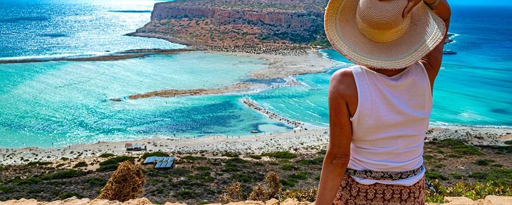 Un turista ammira la laguna di Balos nel comune di Kissamos nella regione di Chania, Creta, Grecia