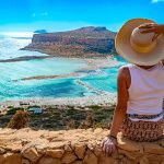 Un turista ammira la laguna di Balos nel comune di Kissamos nella regione di Chania, Creta, Grecia