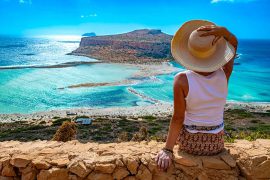 Un turista ammira la laguna di Balos nel comune di Kissamos nella regione di Chania, Creta, Grecia